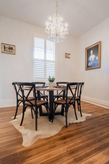 Historic Beauty In The Cbd! Parking And Wifi Apartment Launceston Luaran gambar
