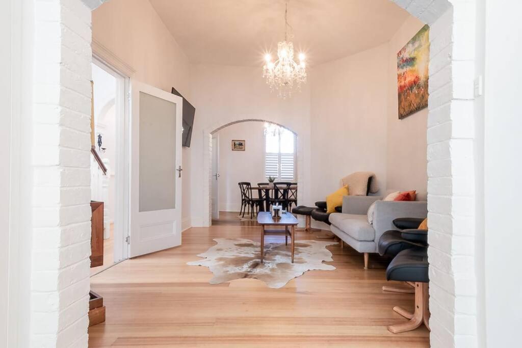 Historic Beauty In The Cbd! Parking And Wifi Apartment Launceston Luaran gambar